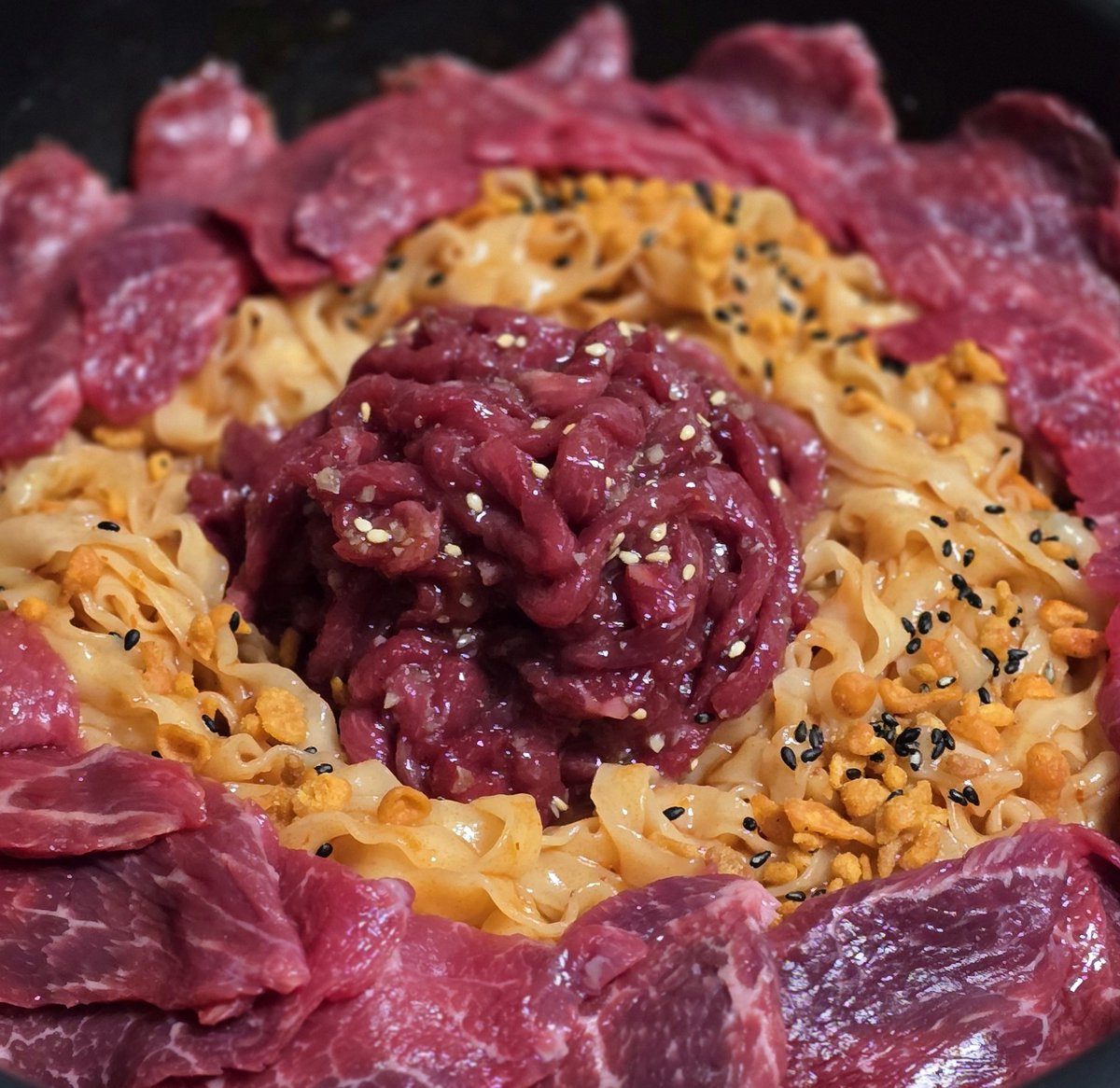 드디어 칼빔면을 먹어보았답니다 
두둥 
육회와 육사시미 맛나다