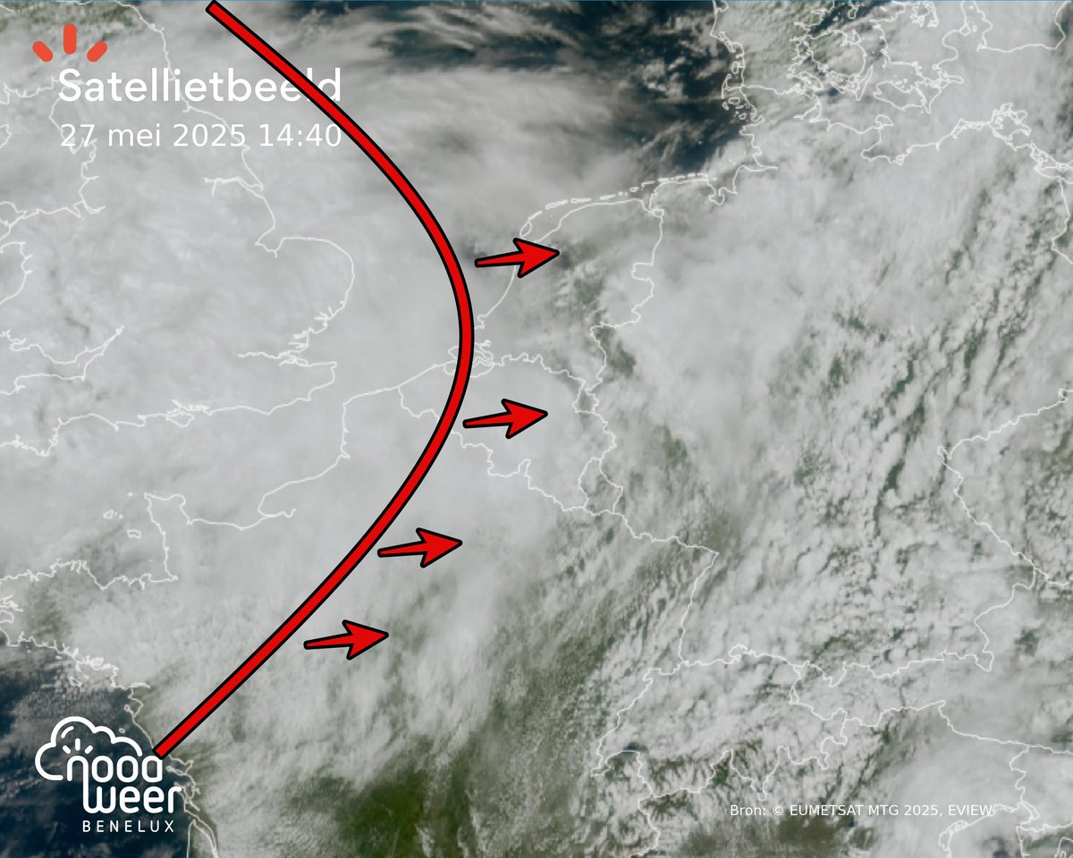NoodweerBenelux's tweet photo. Goedemiddag!
Vanuit het zuidwesten zien we momenteel het #warmtefront binnenschuiven. Dit is een vrij actieve storing met #regen. Aanvankelijk soms lichte regen, maar stilaan vaker matige regen later vandaag. Deze regenzone zal stilaan de rest van de Benelux inpalmen. Er staat nog steeds een #goed #voelbare #wind, maar de aangevoerde lucht wordt een fractie #zachter achter deze storing. Het zal ook wat #vochtig aanvoelen met de passage ervan.
Fijne dag!