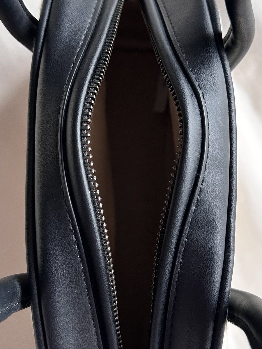nniceeeee's tweet photo. 🧸Archivepke - mini bowling bag 
ขอบมุมหนังไม่มีสะกิด ด้านในสะอาด อะไหล่สวย

ขนาด : 35 x 21 x 12.5 cm
ราคา : 1090฿

ค่าส่งเหมา 29฿
สนใจแคปภาพทัก dm 

#ส่งต่อ #ส่งต่อกระเป๋า #ส่งต่อกระเป๋ามือสอง #ส่งต่อกระเป๋ามือ2 #กระเป๋ามือสอง https://t.co/CRoWcscjdJ