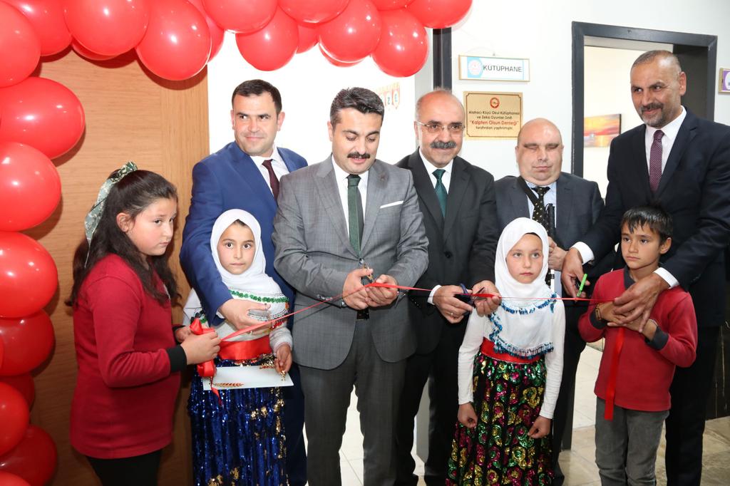 sivasmem's tweet photo. 📌 Alahacı İlkokulu/Ortaokulunda Kalpten Olsun Derneğince tefrişatı yapılan ve materyal desteği sağlanan kütüphane ve zekâ oyunları sınıfı için açılış programı gerçekleştirildi. Programa Millî Eğitim Müdürümüz Fatih Erdoğan, Kalpten Olsun Derneği Başkanı Mustafa Epik, dernek yönetimi, öğretmen, öğrenci ve veliler katıldı.
Açılış öncesinde konuşan Millî Eğitim Müdürümüz Fatih Erdoğan, okul kütüphanesinin yeniden düzenlenmesini sağlayan, kitap ve zekâ oyunları desteği vererek zenginleştiren dernek yönetimine teşekkür ederek Başkan Epik’e plaket takdiminde bulundu. Açılış kurdelesini dernek yönetimi ve öğrencilerle birlikte kesen Erdoğan, daha sonra Epik ile birlikte okul kütüphanesi ve zeka oyunları sınıfında incelemede bulundu. Erdoğan, Epik ve dernek yöneticileri bir süre öğrencilerle sohbet ederek zeka oyunu oynadı.

@tcmeb
@Yusuf__Tekin
@valisimsek
@erdogan_fatih66