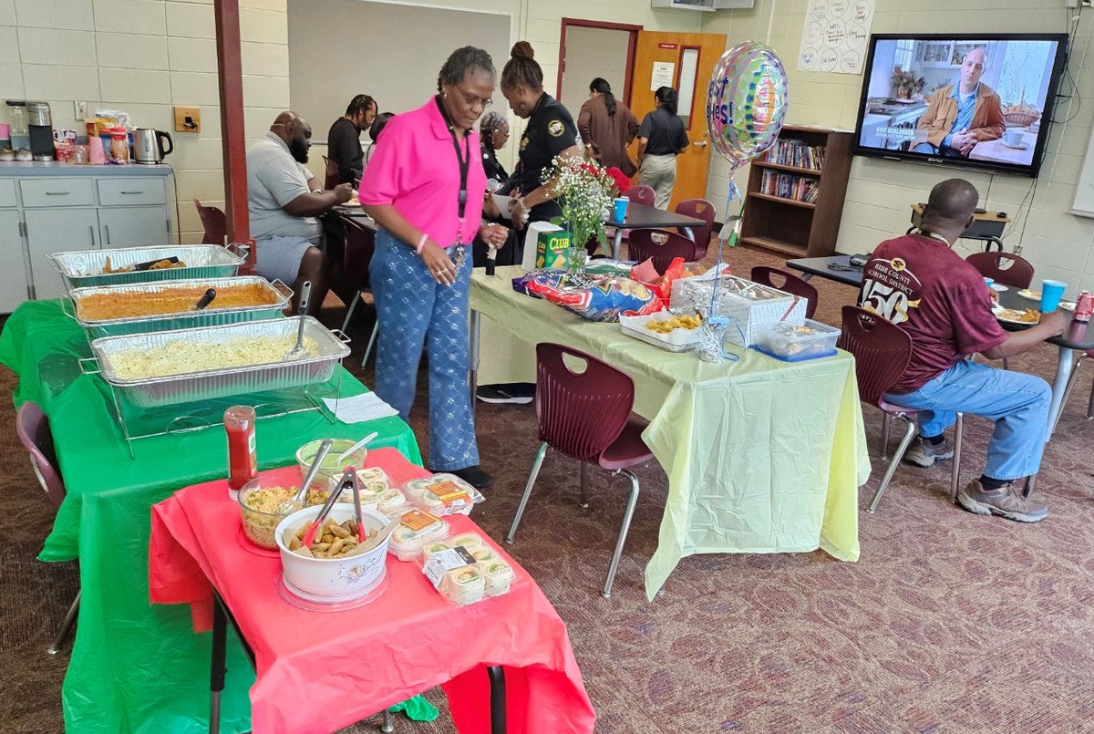 WHS_Seminoles's tweet image. Westside’s Science Department celebrated the retirement of Dr. Fatimah Davis after 37 years in education, &amp;amp; the promotion of Coach Marion Simmons, who is heading to Appling Middle School in his new position as Education Support Specialist.
#Built4Bibb #WestsidePride