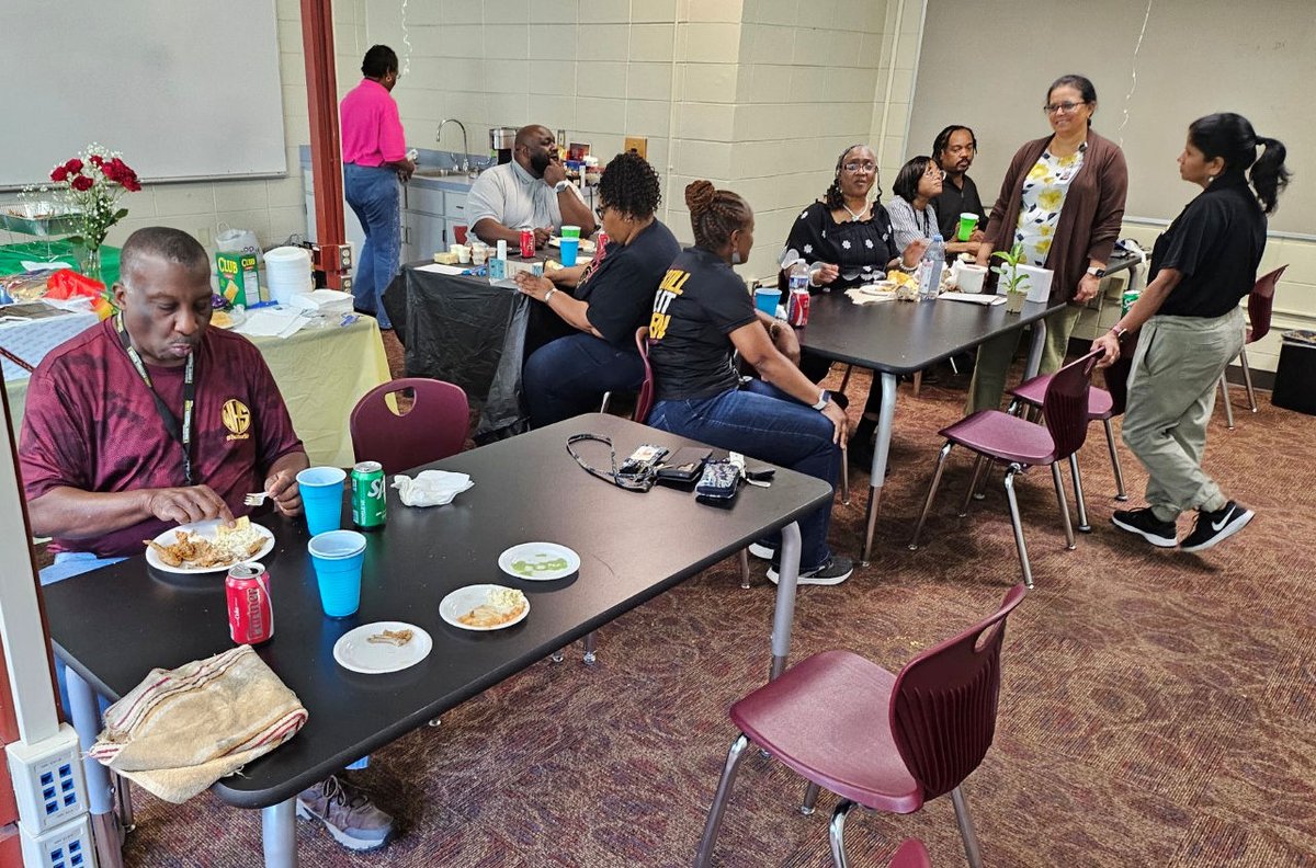 WHS_Seminoles's tweet image. Westside’s Science Department celebrated the retirement of Dr. Fatimah Davis after 37 years in education, &amp;amp; the promotion of Coach Marion Simmons, who is heading to Appling Middle School in his new position as Education Support Specialist.
#Built4Bibb #WestsidePride