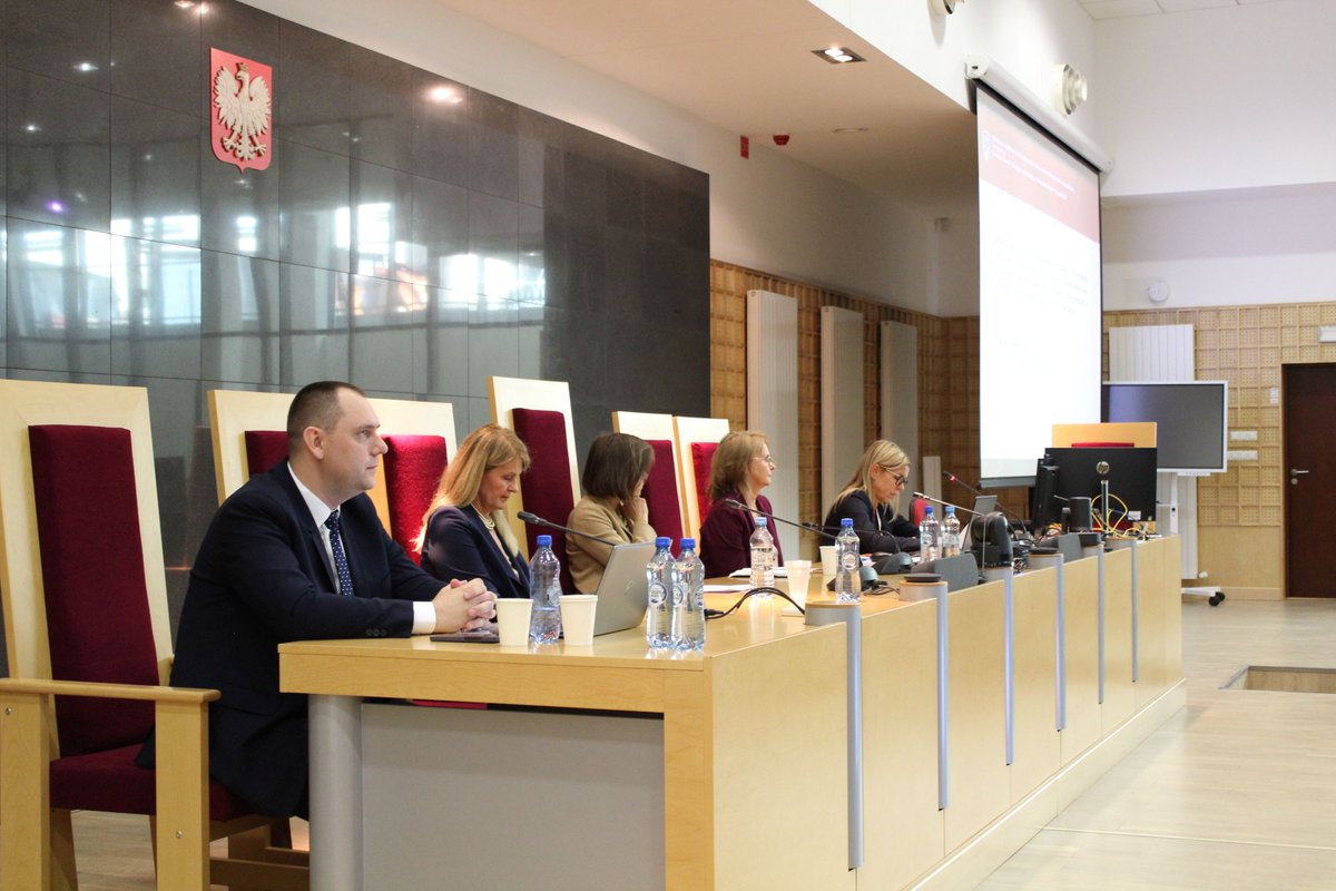 OdzkaS's tweet photo. 27 maja 2025 roku w Sądzie Okręgowym w Łodzi odbyła się konferencja, której współorganizatorem było Ministerstwo Sprawiedliwości 👇
https://t.co/kD0efEPgYG https://t.co/G94UCxq822