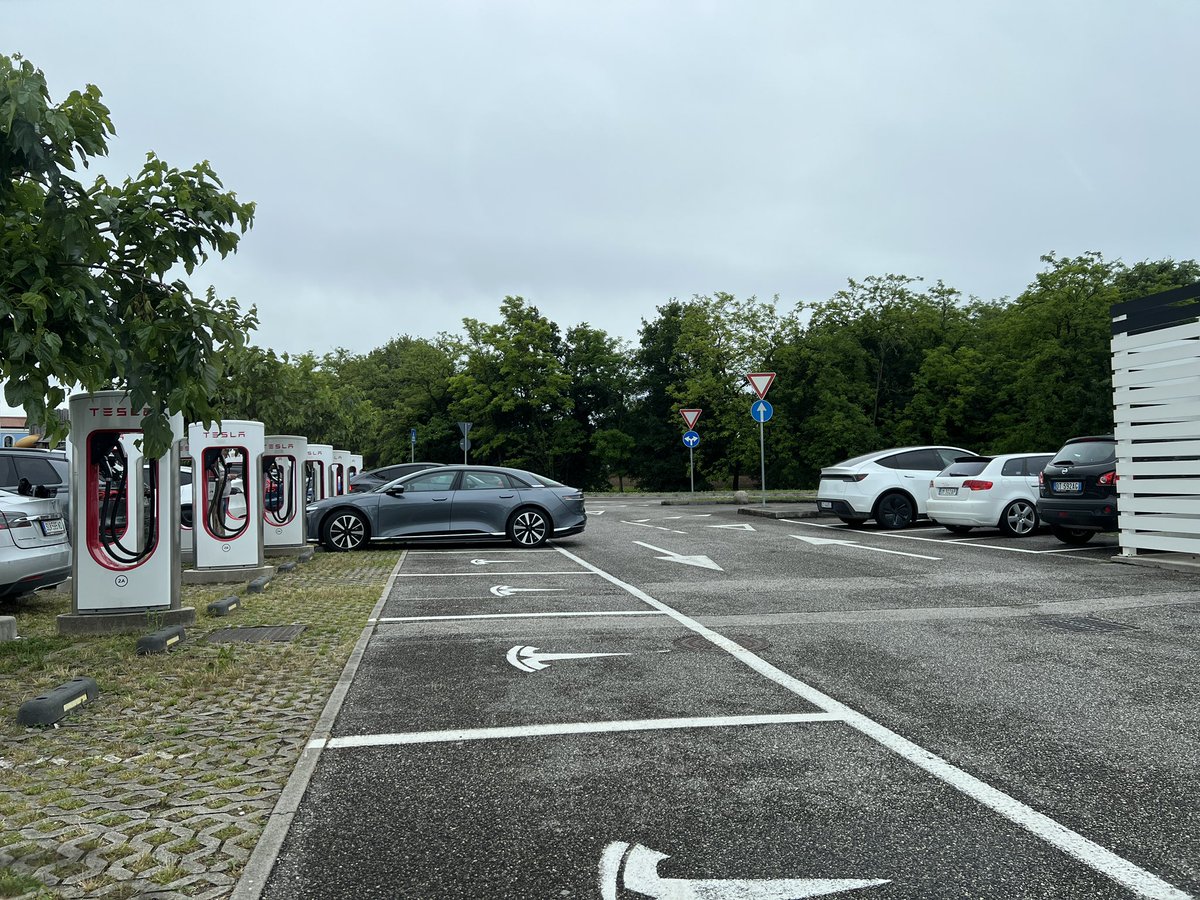 Pretty weird to see a Lucid here in Italy lol

also self serve demo drive model Y 👀