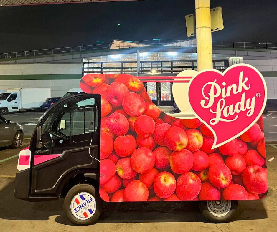 🍎 Un Goupil #G4 aux couleurs de la pomme Pink Lady !

😍 Rose, fruité et 100 % #électrique, cet utilitaire accompagne la tournée Pink Lady 2024-2025 sur 10 marchés de gros !

#GoupilEV #emobility #evehicles #VUL #EVs #MadeinFrance #mobilitedurable #electricvehicles #utilitaire