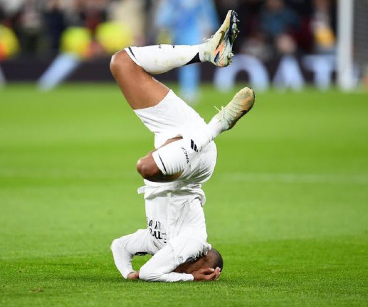 Vettaverso's tweet photo. Mbappe                                Lamine Yamal 
100M€ de prima               De la casa  0€
90M€ Anuales                  78M€~ hasta 2031
“Fichó por gloria”             “Os va a arruinar” https://t.co/4QIx6CZSY8