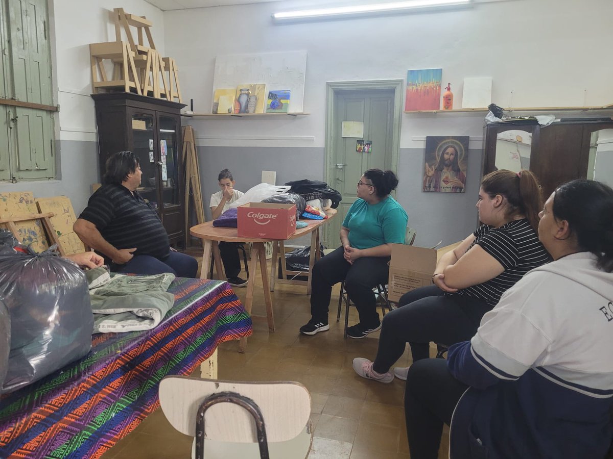 La #Juventud solidaria de #ElTio
La Coop. Escolar del IPEM N°166 entregaron donaciones reunidas en la campaña "Todos por Bahía Blanca". Finalmente, se destinaron  a comunidades del norte argentino.