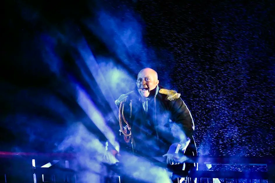 Photos released of open-air staging of Les Misérables whatsonstage.com/news/photos-re…