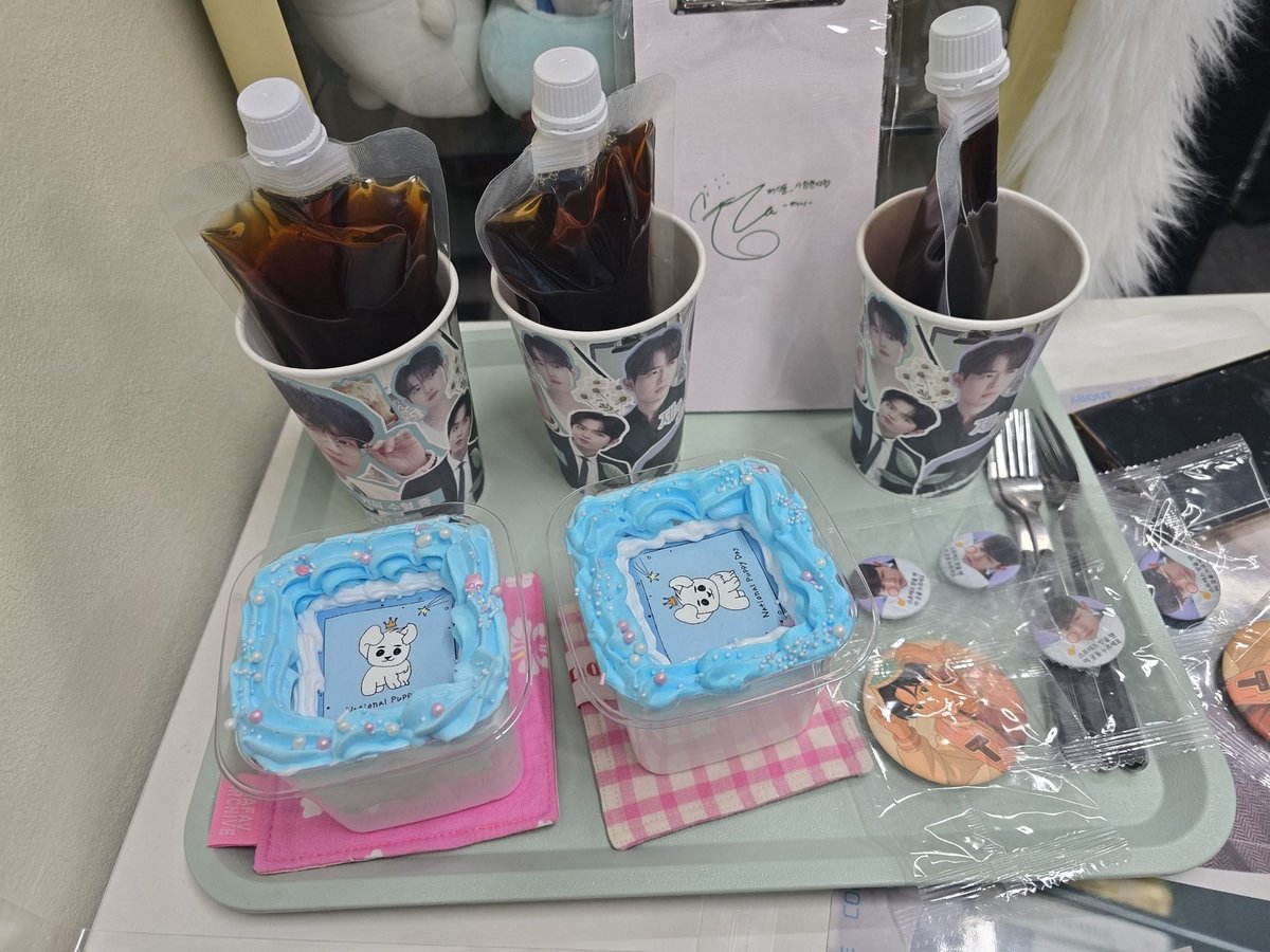 아이니드케이크
네네
사장님 얼굴이 복지 맞죠
케이크 넘 귀욤뽀짝
가챠 여기도 탕진잼 ㅋㅋㅋㅋ
다시한번 똥손확인
하지만 이때 아니면 언제 탕진잼 ㅋㅋ
즐거웠습니다
#김재환사장님의_서른번째생일을_진심으로축하드립니다 
#사장님_얼굴이_복지다