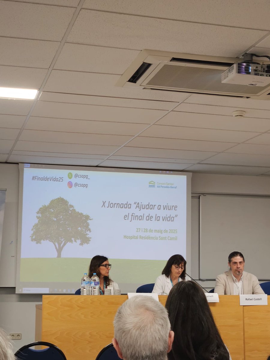 EAPScuidesUIC's tweet photo. Inicia la X Jornada “Ajudar a viure el final de la vida” organitzada pel @csapg_ i @FundlaCaixa. Les mirades del dol.
 
@CatEaps @UICbarcelona

#EnfermedadesAvanzadas
 #finaldevidafundlacaixa #FinaldeVida25 https://t.co/ZhkoSkhJa9