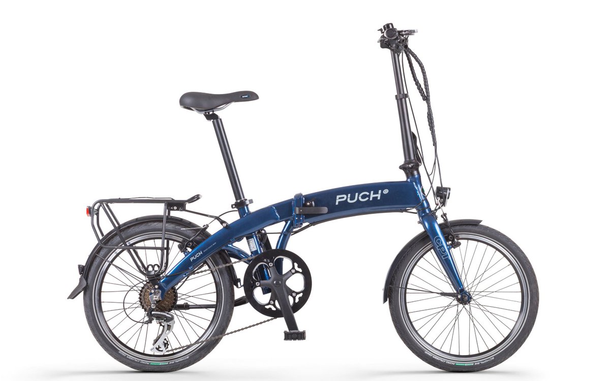 De Puch E-Easy: donkerblauw, elektrisch en opvouwbaar. Voor €1299 inclusief rijklaar maken, heb je een fiets die wél luistert, niet klaagt en altijd mee wil naar het strand. Past in je kofferbak én je leven. 🚲💙 🚲 Staat voor je klaar in onze showroom.