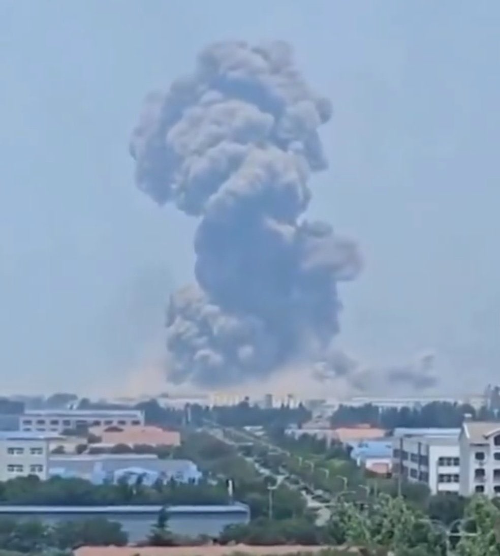 RSSinsider3632's tweet photo. 🚨 #BREAKING 🇨🇳 Massive explosion rocks Shandong Youdao Chemical plant in Weifang, Shandong province, China. Thick smoke billows as 230+ firefighters respond. No casualty details yet, cause unknown.
#ChinaExplosion https://t.co/ce12QwqxWG