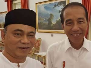 Penampakan paling brutal dalam sejarah politik Indonesia, pun daya rusaknya sangat luar biasa.

Sudah brutal, culas pula!

GENG SOLO