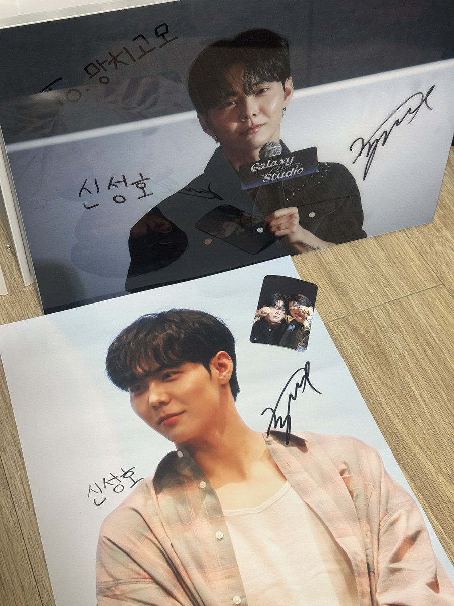 헿 나두 해시태그 이벤트 포스터왔당❣️
광저우때 빛나던 준성이가 왔쨔나ㅠㅠㅠㅠㅠ
럭드로 받은 (준성이가 잘나왔다고 놀랐던)액자랑 포스터랑 준성호 같이있는 포카까지 완벽✌🏻 
넘죠아아아ㅏㅠㅠㅠㅠㅠ 사랑하구 감사해요😘