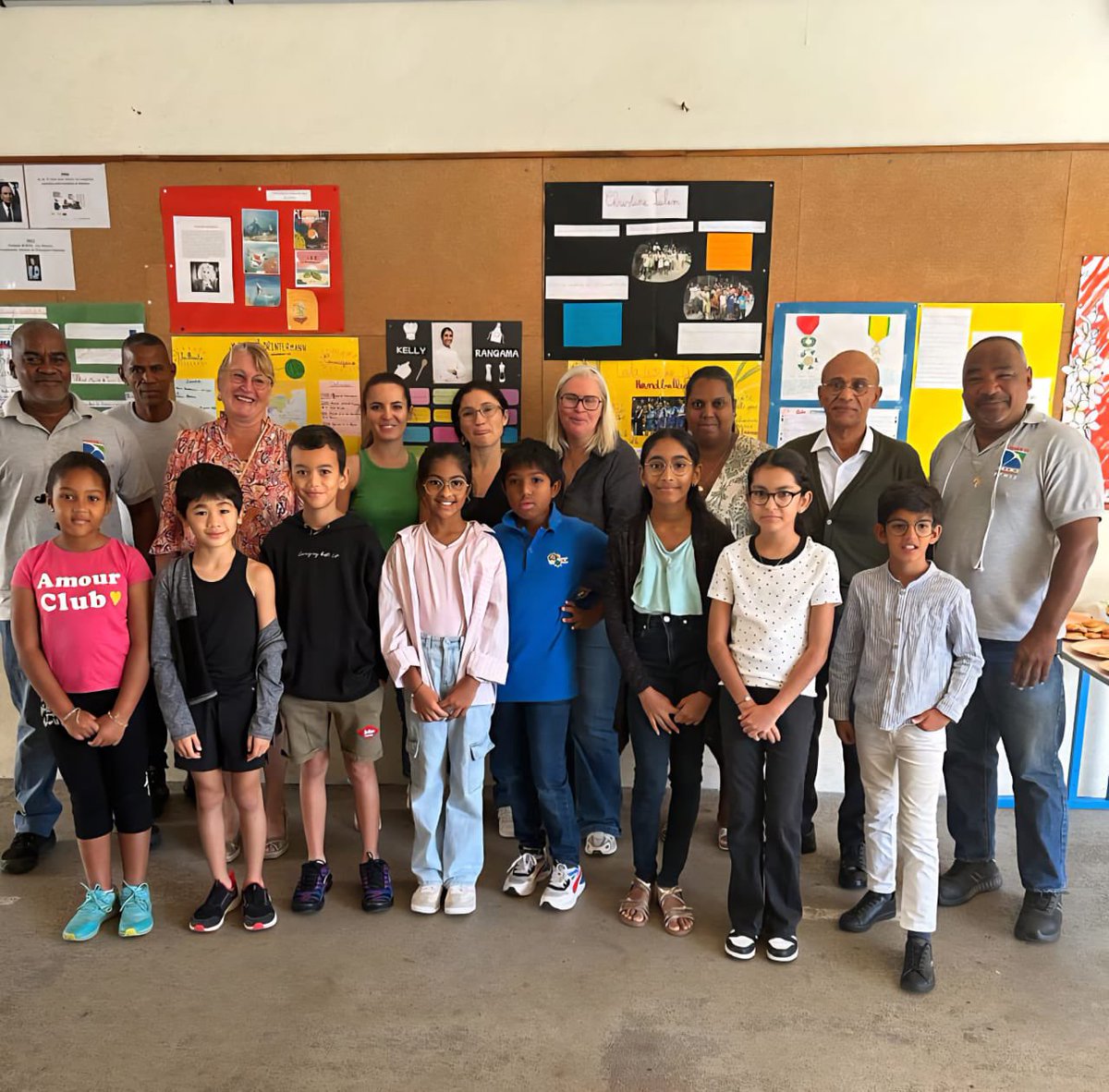 Ce matin, j'ai eu le plaisir de participer au vernissage " Famm' debout, Famm en ler " qui honore des femmes inspirantes qui ont marqué les élèves des 15 classes de l'école primaire Ancien Théâtre 🏫👇