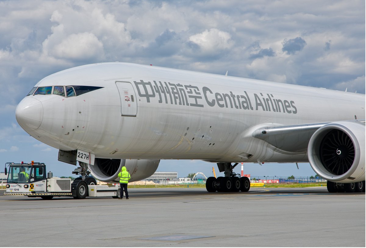 Czech Airlines Handling (@csah_prg) on Twitter photo Minulé pondělí na <a href="/PragueAirport/">Prague Airport</a> přistálo první cargo letadlo našeho nového klienta – společnosti @CentralAirlines. Boeing B777-200F, který přepraví přes 100 tun nákladu, bude mezi Prahou a čínským Čcheng-tu létat 4× týdně. Postarat se o takového vzdušného obra je nám ctí. 💙✈️ Minulé pondělí na <a href="/PragueAirport/">Prague Airport</a> přistálo první cargo letadlo našeho nového klienta – společnosti @CentralAirlines. Boeing B777-200F, který přepraví přes 100 tun nákladu, bude mezi Prahou a čínským Čcheng-tu létat 4× týdně. Postarat se o takového vzdušného obra je nám ctí. 💙✈️