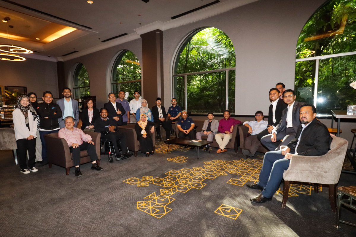 Kementerian Pengangkutan (MOT) telah menganjurkan sesi perbincangan bagi pembangunan draf Kod Amalan: Akses kepada Perjalanan Rel (Code of Practice: Access to Rail Travel) bertempat di Hotel Sama-Sama, KLIA, Sepang.
...