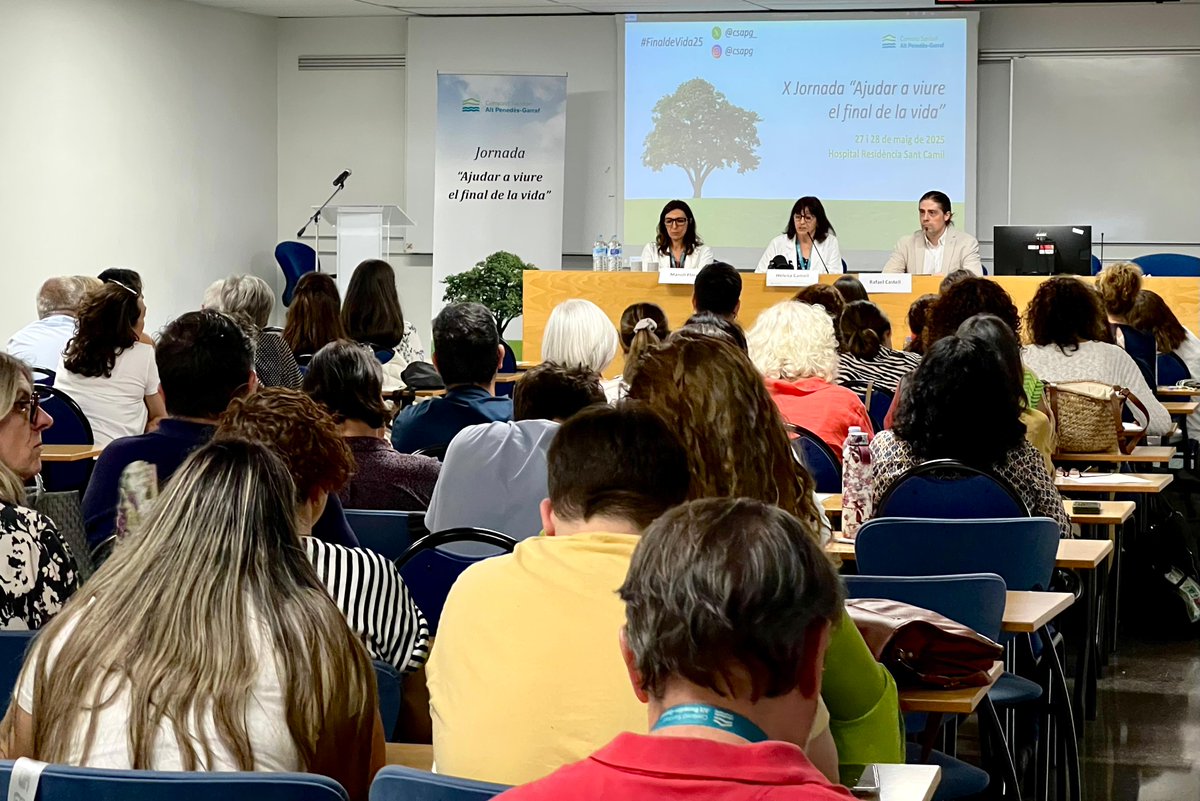 csapg_'s tweet photo. 🟢Comença la X Jornada Ajudar a Viure el Final de la Vida al @csapg_ , amb la col·laboració de la @FundlaCaixaCAT.

Amb el títol "Les mirades del #dol", la trobada ofereix un espai per compartir coneixements i experiències sobre el procés del dol.

#FinaldeVida25 #FundaciolaCaixa https://t.co/dqNqChf4FC