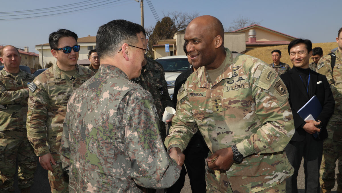 2025 Strat Landpower Symposium: @GenBrunsoXavier, cmdr <a href="/USForcesKorea/">U.S. Forces Korea</a>, spoke on rekindling the "emotion" behind int'l supt for ROK, balancing "fight tonight" readiness w/ #modernization, &amp; #leveraging #alliances as an  advantage w/ <a href="/TSpahr9340/">Tom Spahr</a> #WAR_ROOM

bit.ly/3FhDOiF