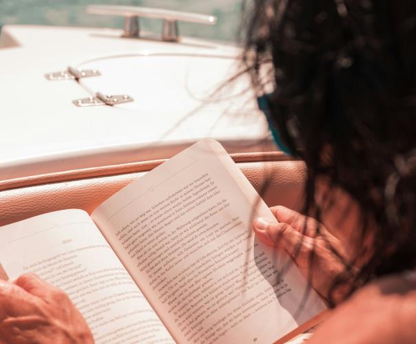 Yaz mevsiminin ruh hâlini ve içsel yolculukları keşfeden 5 roman önerisi sunuluyor. Tomris Uyar, Orhan Pamuk, Pavese, Truman Capote ve Ray Bradbury'nin eserleri, yazın büyüsünü ve karakterlerin duygusal geçişlerini ele alıyor.