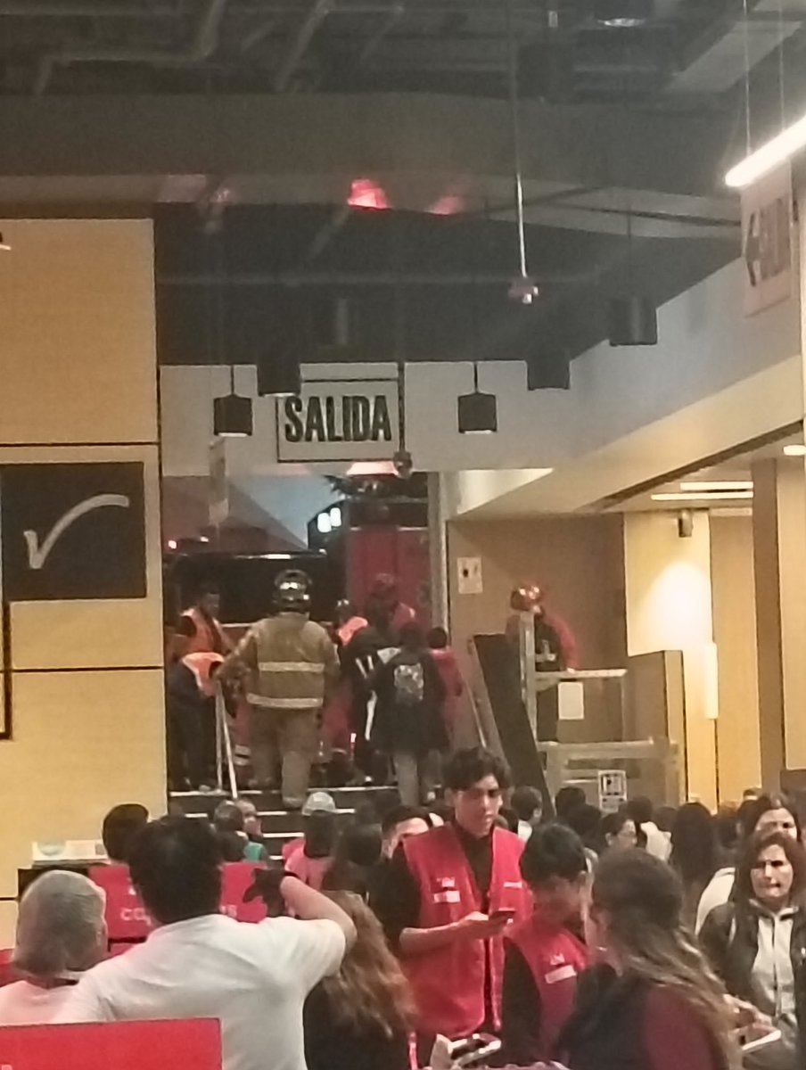 El día de ayer, una de mis amigas más cercanas estaba con su mamá y su hijo en Plaza Vea de Miraflores, en la Av. Arequipa, y el elevador  se cayó.
¡No están recibiendo el apoyo que deberían!
Por favor, ayúdenme a compartir esto.