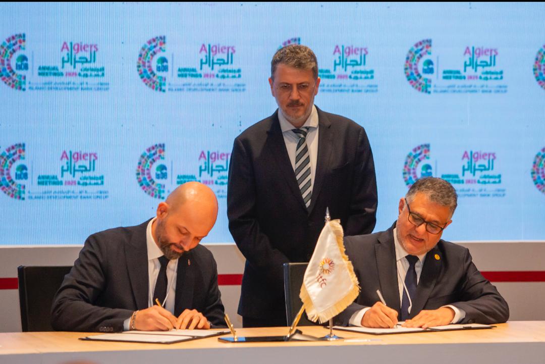 ITFCCORP's tweet photo. ITFC Signs US$20 Million Financing Agreement with Albaraka Türk
On the sidelines of the 2025 @isdb_group Annual Meetings in Algiers, ITFC has signed a US$20 million #Murabaha Financing Facility with @albarakacomtr, one of the leading #Islamic banks in #Türkiye.
The agreement was signed by Nazeem Noordali, ITFC COO, and Mr. Osman Demir, Head of International Department at Albaraka Türk. This facility will support trade finance operations and marks the beginning of a promising #partnership in Türkiye.
#ITFC #AlbarakaTürk #Türkiye #IslamicFinance #Murabaha #TradeFinance #IsDB2025 #NewPartnership
