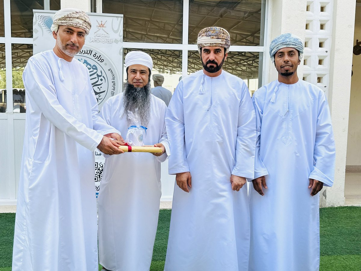 🟪 الأنشطة المدرسية 
ولأن للأنشطة التعليمية أهميتها في تنمية مهارات الطلاب وصقل شخصياتهم، كرّم الأستاذ/ علي السهيلي أخصائي الأنشطة، بمعية الأستاذ/ سالم السيابي مدير المدرسة، معلمي الأنشطة الطلابية تقديرًا لجهودهم المخلصة وعطائهم المتواصل خلال العام الدراسي الحالي.🪻
#تعلم_مستدام