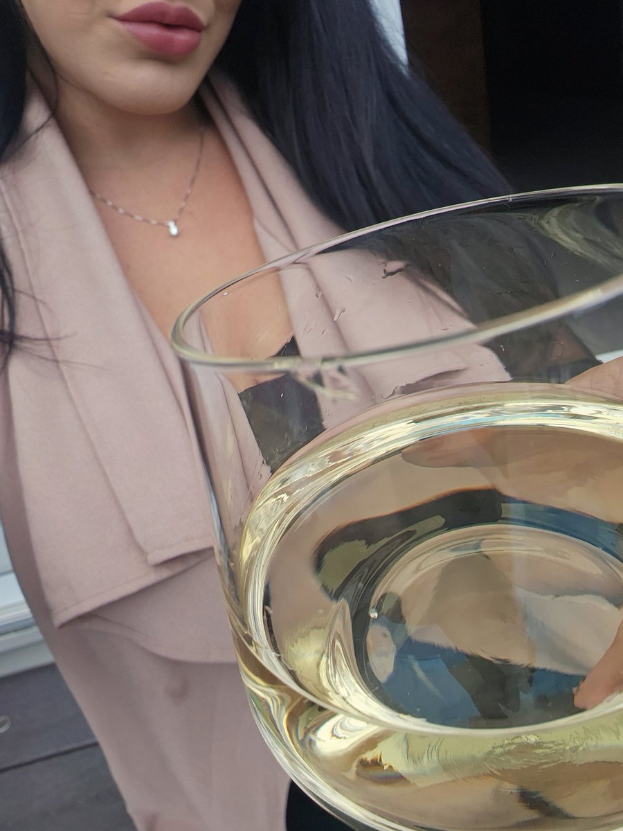 chlo_next_door's tweet image. Is this morning about peace and quiet… 
#MoodSetter #wine #MondayVibes