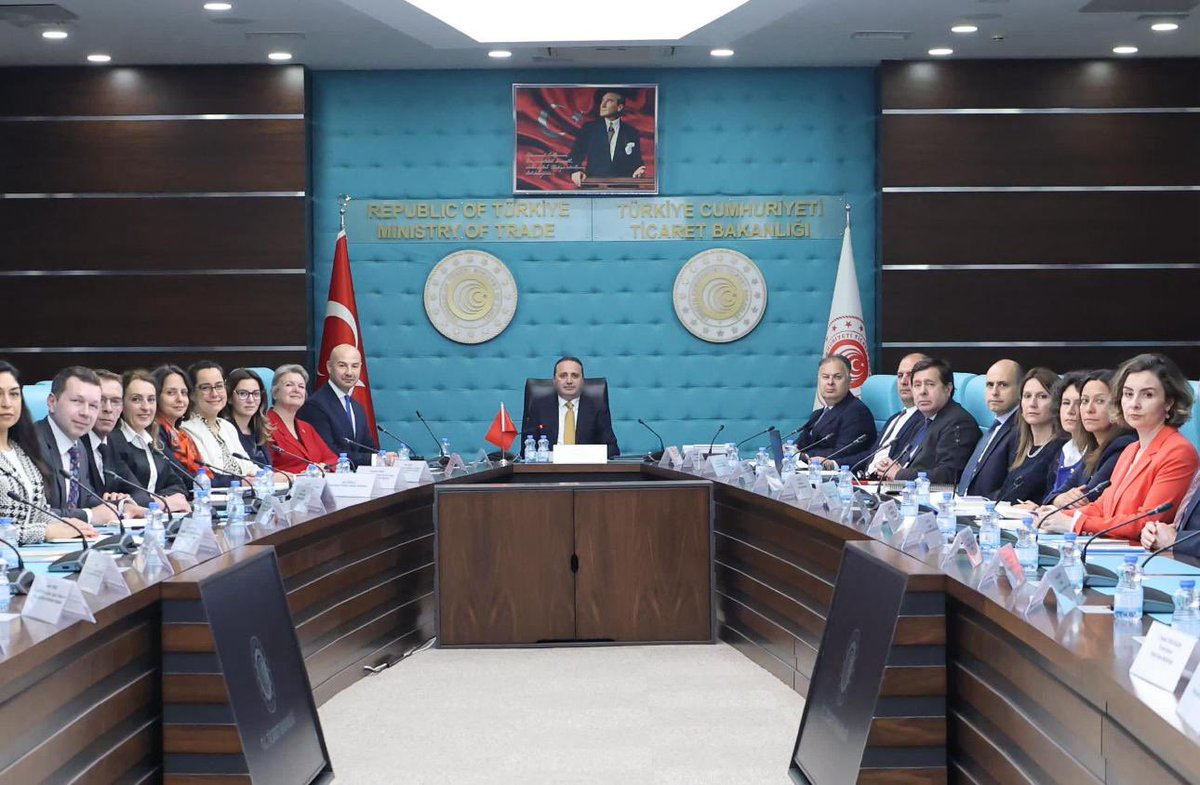 Ticaret Bakan Yardımcısı Mustafa Tuzcu, AmCham Türkiye (Amerikan Şirketler Derneği) Yönetim Kurulu’nu kabul etti.

Göreve yeni başlayan yönetim kurulu üyelerinin tebrik edildiği görüşme kapsamında; Türkiye–ABD ekonomik ilişkilerinde yeni dönemde ortaya çıkan iş birliği imkânları