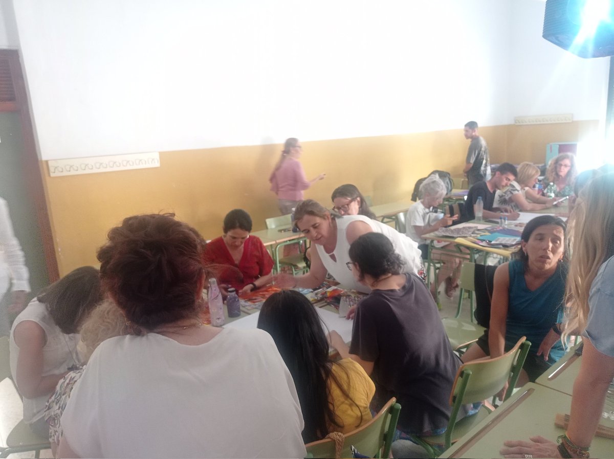 En el CEIP Borbolla hoy se habla de cómo socialización los niños y niñas y hasta qué punto somos conscientes de los procesos de socialización en nosotros mismos y en los demás.
<a href="/CEPdeSevilla/">CEP de Sevilla</a> <a href="/DG_IFP/">DG de Innovación y Formación del Profesorado</a>