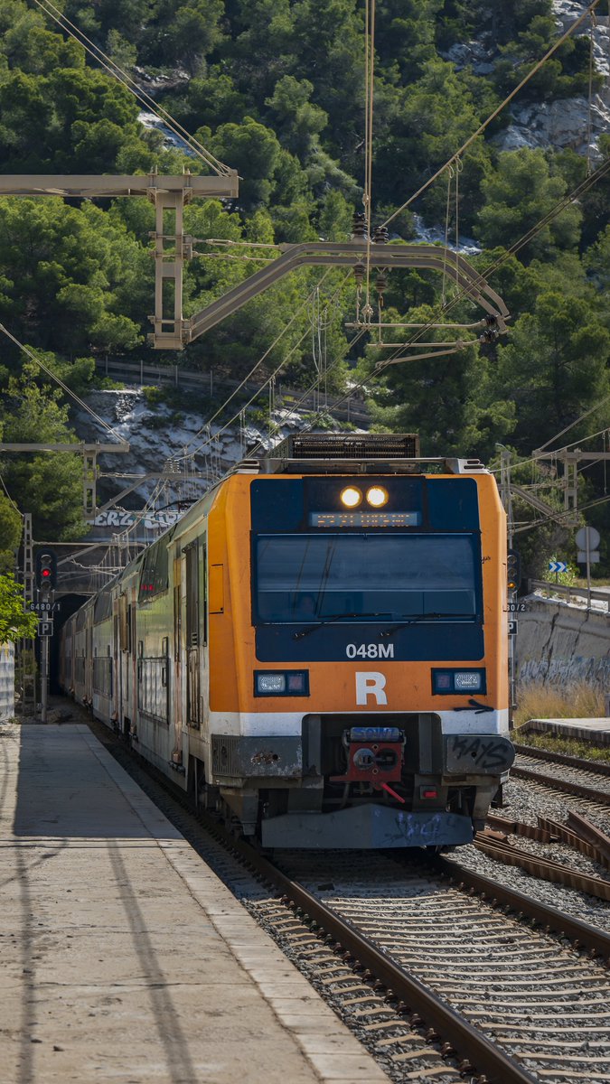 La 450.004 de Rodalies de Catalunya pasando por Vallcarca. (24 de mayo de 2025)