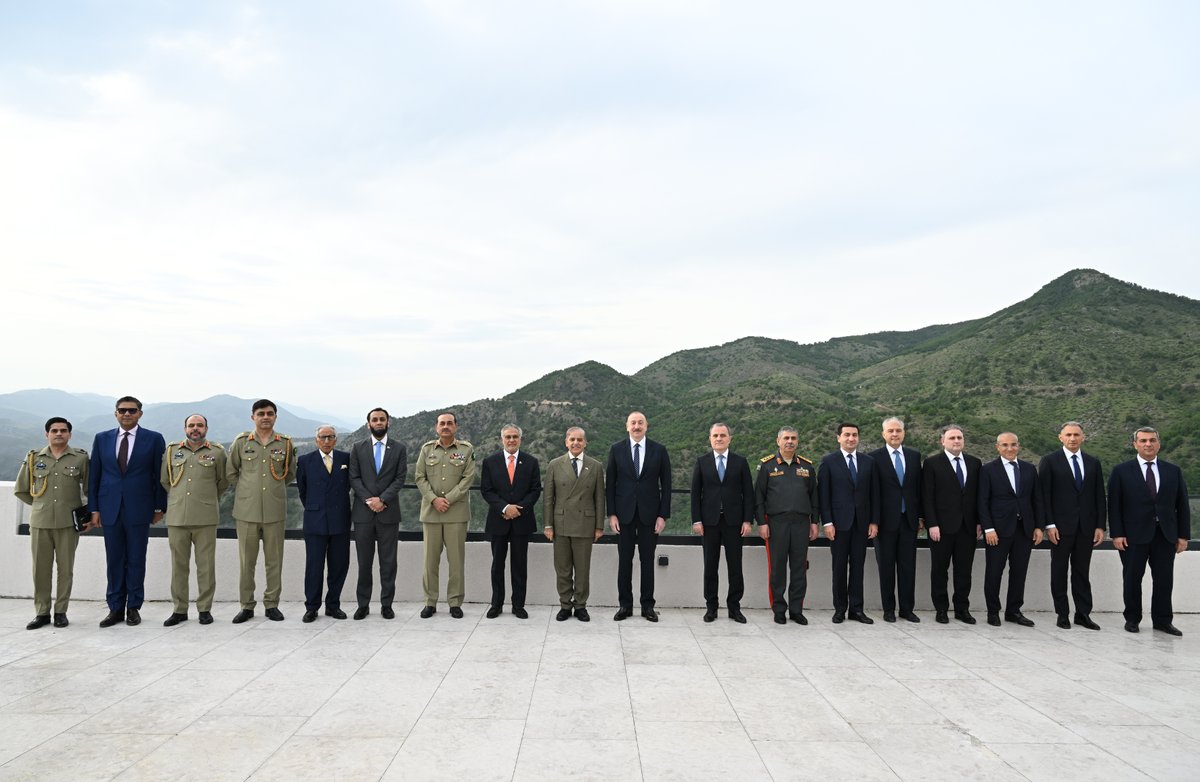 presidentaz's tweet photo. President Ilham Aliyev held an expanded meeting over luncheon with Prime Minister of the Islamic Republic of Pakistan Muhammad Shehbaz Sharif in Lachin.

https://t.co/QOkNqUBDFA https://t.co/a2ersav1Z9