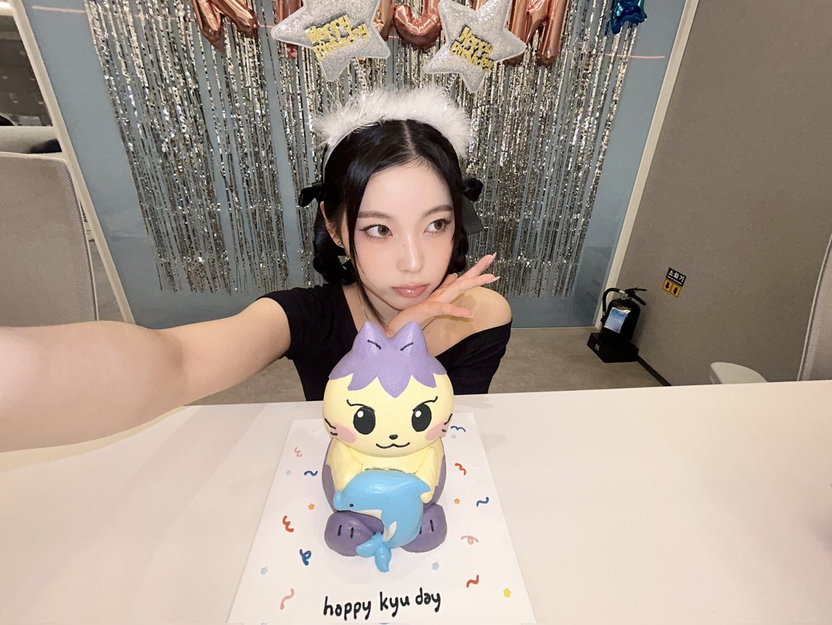 a day late but this kitty is finally an adult! happy 19th for me. 🤍

   ∧     ∧
(ᓀ ֊ ᓂ˵ )♡
(つ🐬⊂)