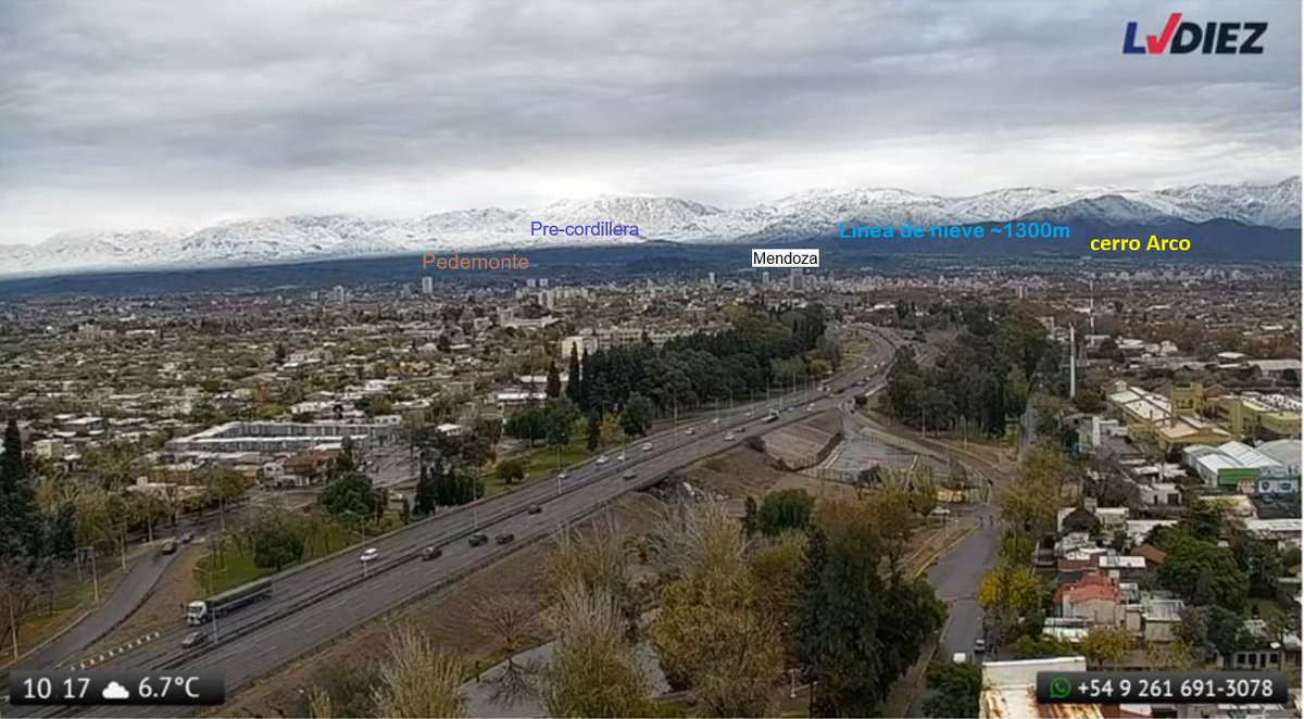 Amanece en Mendoza después de la lluvia nocturna y se ve muy bien hasta donde llego la nieve en la precordillera. Muy cerca de la ciudad, ~1200-1300m. Hermosa vista desde la cámara de radio <a href="/LVDiez/">LVDiez</a> ⛄️🌨️❄️