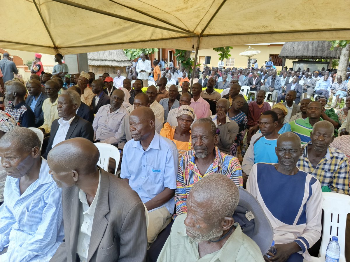 Novapro95's tweet image. Hundreds of Teso war victims met Bobi Wine in Eneku Village, where he pledged to compensate Itesot cattle losses once in power. He also handed out symbolic claves to district reps as a sign of unity and solidarity. #NUP #Teso #BobiWine
