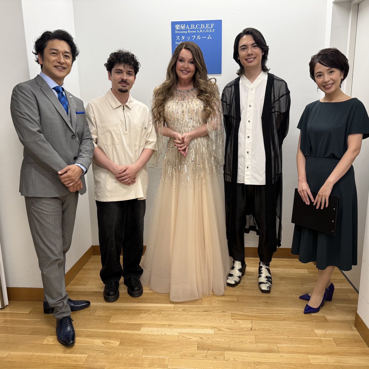 本日の収録にて「世界の歌姫」サラ・ブライトマンがサプライズゲストとして登場！
番組ならではのコラボで素晴らしい歌声を披露して下さいました！
箏奏者LEOとビートボックスの世界王者COLAPSとのコラボも必見！
近日放送予定です！
#題名のない音楽会
#サラブライトマン
#LEO
#COLAPS
#石丸幹二