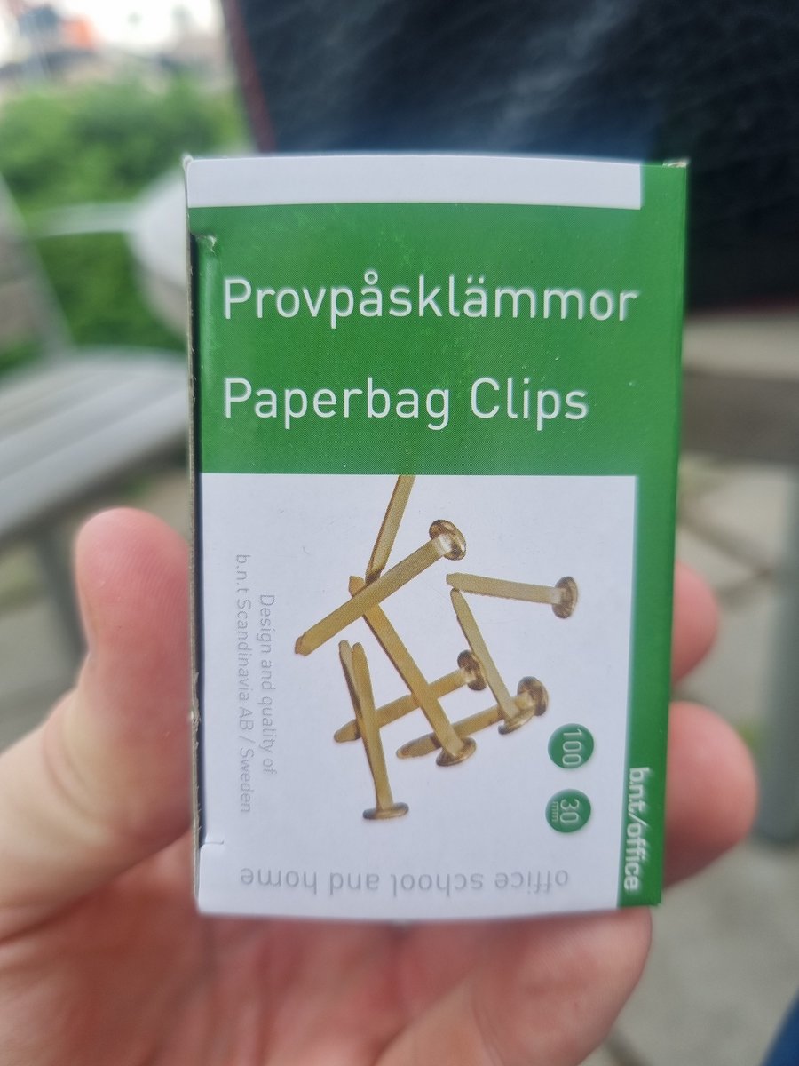 Nya knappar till frackskjortan