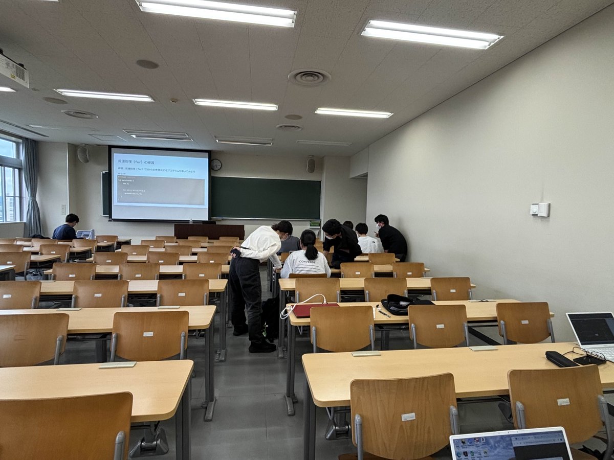 本日の定例会では、先週に引き続き1年生向けのC言語講習会を実施しました。