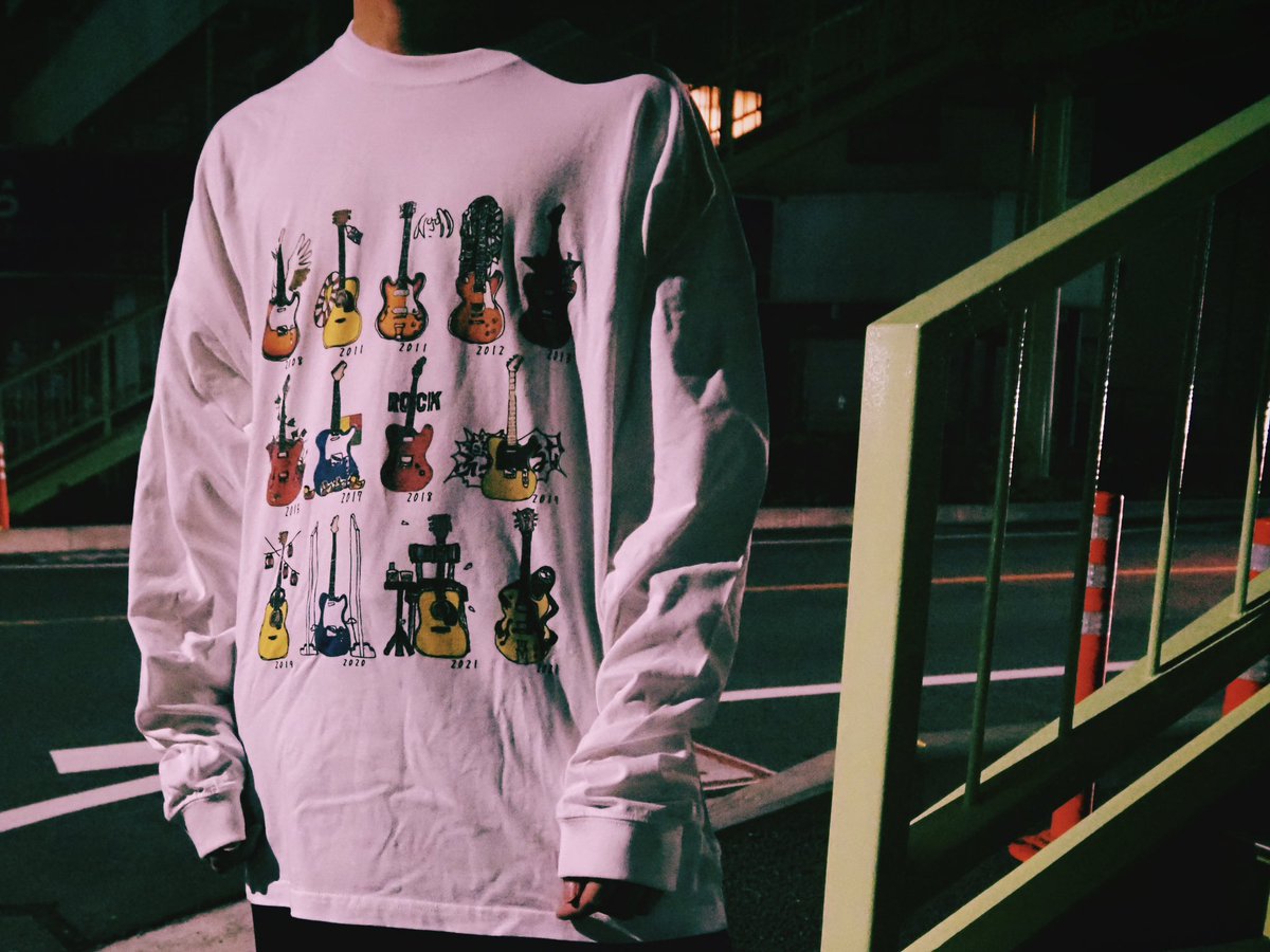 MusicBohbo's tweet photo. 【つくりました】

ようやく完成

歴代のギターたちを描いた

ビッグシルエットTシャツ
カラーとモノクロ

今回のツアーで皆さんに着ていただくことは叶いませんでしたが、きたる桑田さんソロ活動の時には皆さんにも着ていただけたら嬉しいです☺️

#サザンオールスターズ #THANKYOUSOMACH 
#桑田佳祐 https://t.co/91rxKNDT1C