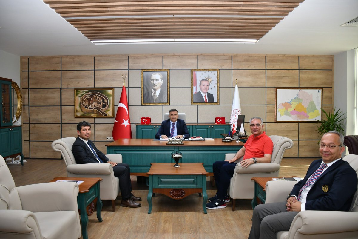 sanliurfammem63's tweet photo. Şanlıurfa Özel Okullar Derneği Başkanı Mehmet Ercan ve Yönetim Kurulu Üyeleri, İl Milli Eğitim Müdürümüz Sayın Asım Sultanoğlu’nu makamında ziyaret etti. Nazik ziyaretlerinden dolayı kendilerine teşekkür ederiz. https://t.co/awLvmUTAHl