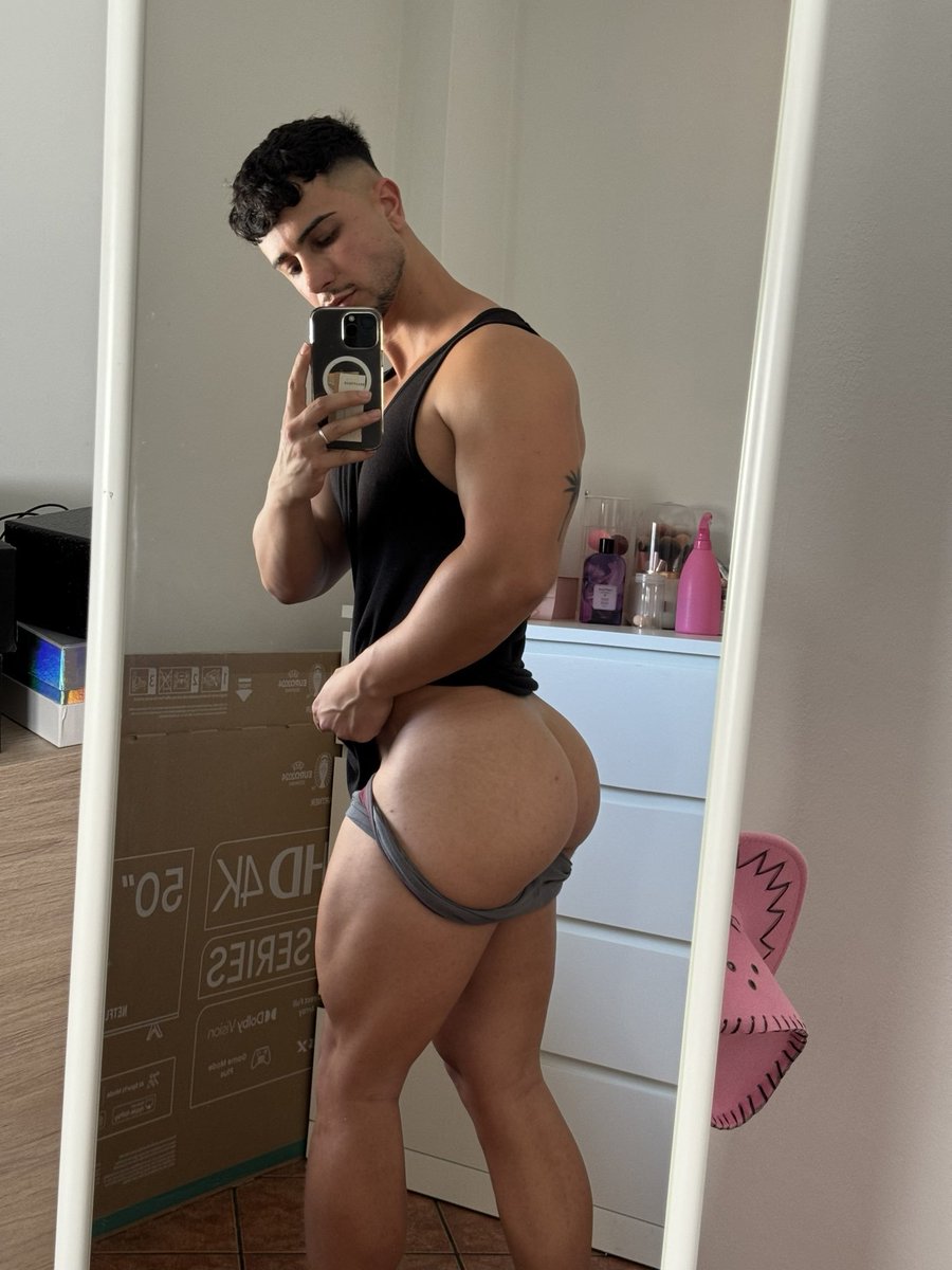 Looking for a boyfriend who’ll worship this ass daily.
Apply in comment