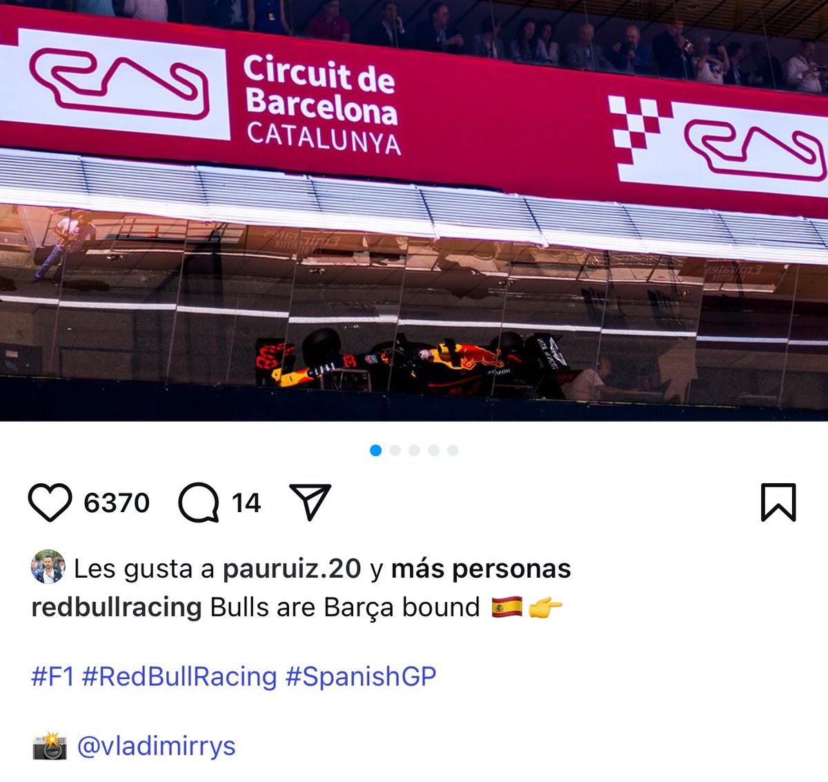 🧐Cuando el CM de Red Bull está de prácticas o es Culé y más de fútbol que de F1… y confunde "el Circuit" con "el Camp Nou" Aquí no corre Lewandowski, corre Verstappen 😅