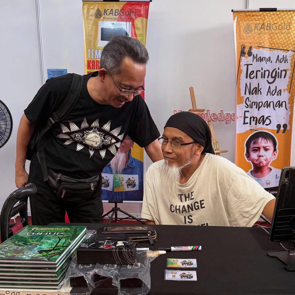 Asrul Muzaffar🇲🇾 (@asrulmm) on Twitter photo Date at the #PBAKL2025.
Syukran buat Sahibus Samahah Dato’ Seri <a href="/drzul_albakri/">Dr. Zulkifli Mohamad Al-Bakri</a>, penulis <a href="/MohdFaizalMusa1/">Faisal Tehrani</a>, <a href="/iamhafizulfaiz/">Hafizul Faiz</a>, Amshida Ahmad Rani, Mohamad Napi Dollah + kartunis Ujang kerana sudi bergambar dengan saya yang tak sepertinya. Date at the #PBAKL2025.
Syukran buat Sahibus Samahah Dato’ Seri <a href="/drzul_albakri/">Dr. Zulkifli Mohamad Al-Bakri</a>, penulis <a href="/MohdFaizalMusa1/">Faisal Tehrani</a>, <a href="/iamhafizulfaiz/">Hafizul Faiz</a>, Amshida Ahmad Rani, Mohamad Napi Dollah + kartunis Ujang kerana sudi bergambar dengan saya yang tak sepertinya.