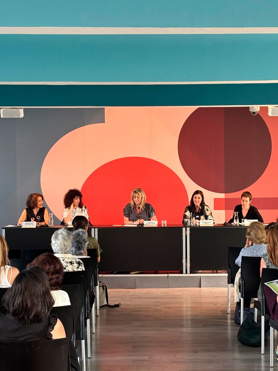 Casa de Velázquez (@casadevelazquez) on Twitter photo ✨Un placer inaugurar ayer el ciclo "Pensando museos, haciendo memoria" con la mesa redonda "De la Dama de Elche a los labios de Mae West: La mujer y el museo" en el <a href="/cbamadrid/">Círculo de Bellas Artes - Casa Europa</a>.
Un encuentro para interrogar la representación de las mujeres en el museo. ¡Apasionante y necesario! ✨Un placer inaugurar ayer el ciclo "Pensando museos, haciendo memoria" con la mesa redonda "De la Dama de Elche a los labios de Mae West: La mujer y el museo" en el <a href="/cbamadrid/">Círculo de Bellas Artes - Casa Europa</a>.
Un encuentro para interrogar la representación de las mujeres en el museo. ¡Apasionante y necesario!