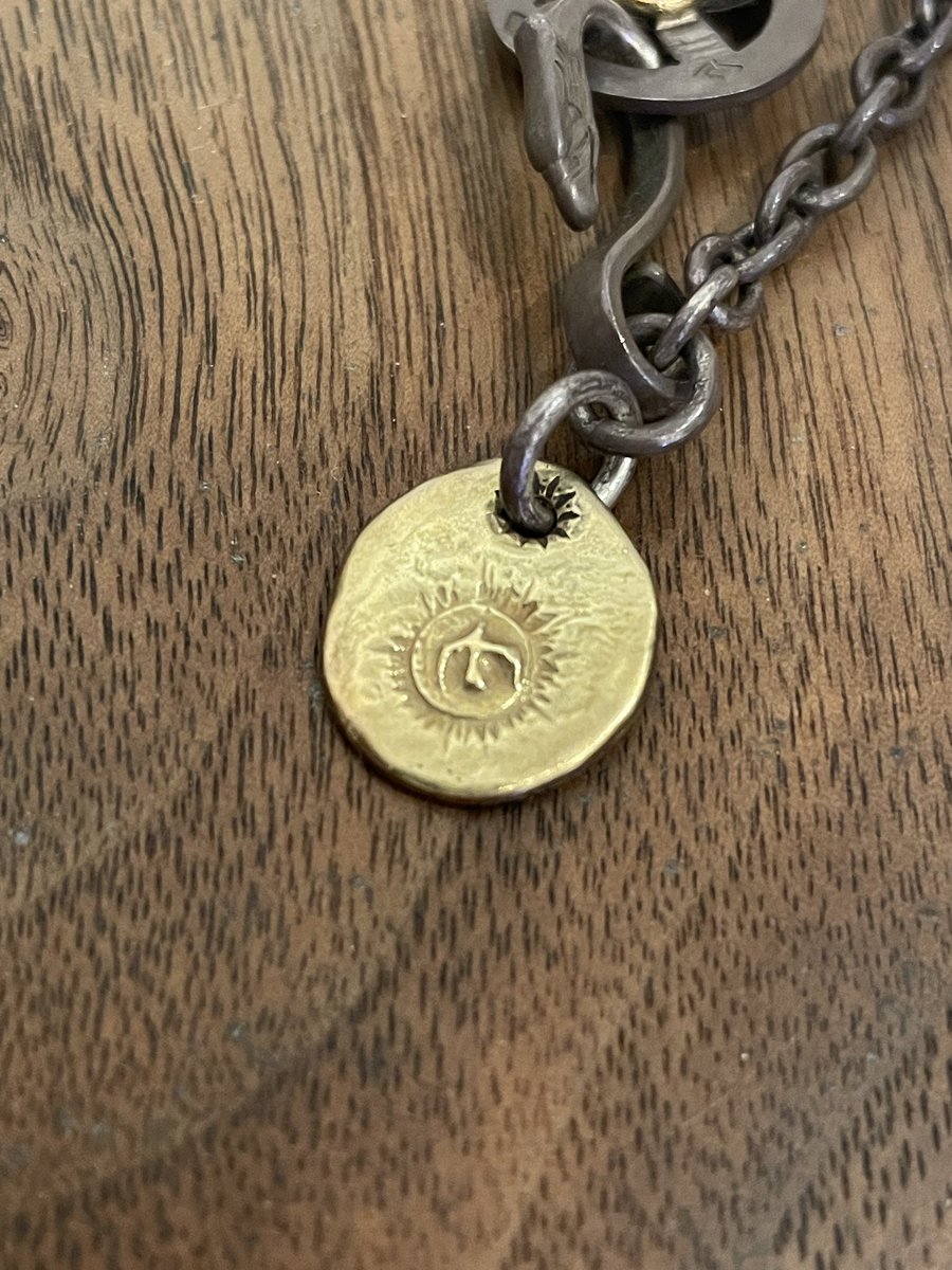 gorosoom's tweet photo. 買った過去の自分を褒めてあげたい一品。おしゃれなテーブルを買いたいと3万円を財布に入れて出掛け、ゴローズに寄り道。気づいたら買ってました。当時の自分、ナイス！！
逆に当時の自分を殴ってやりたい案件は、コンビフェザーリングを見送って、バイクのマフラー買ったことです。#ゴローズ https://t.co/oQxjfjVOOk