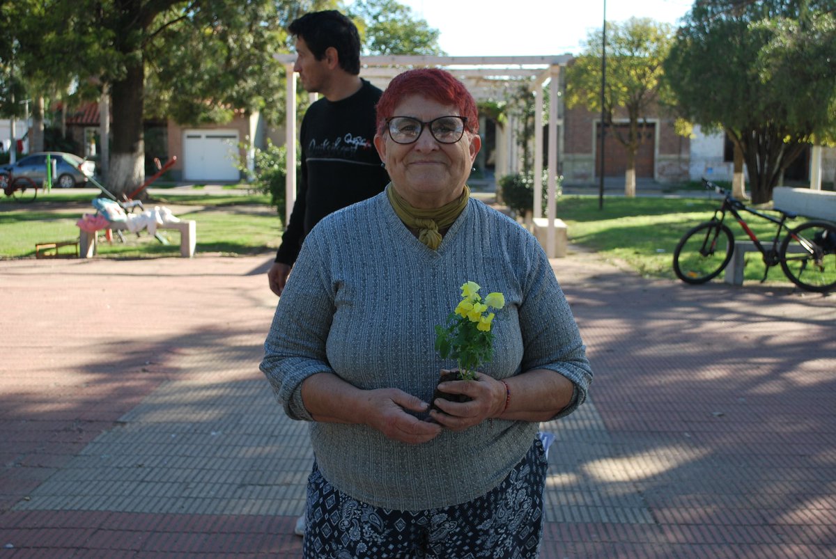 Sembramos futuro 🌱 en Plaza San Martín junto alumnos del Taller de Montw y Huerta, alumnos de 4to B y flias. Reemplazamos árboles exóticos en mal estado por especies nativas. Una experiencia hermosa en contacto con la tierra 🌎 🌼
@SilviaBertottiOK <a href="/MinAmbienteCba/">Sec de Ambiente, Economía Circular y Biociudadanía</a>