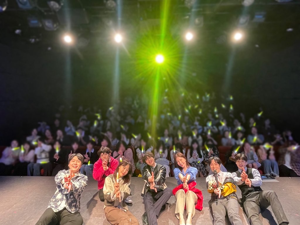 #뮤지컬 #6시퇴근

🎸한 손에는 야광봉 싱어롱 이벤트 WEEK
출근자들과 함께 찍은 기념샷📸

#니엘 #리키 #정소연 #정이운 #정재헌 #여은 #고철순
_
𝟐𝟎𝟐𝟓.𝟎𝟒.𝟎𝟓 ~ 𝟐𝟎𝟐𝟓.𝟎𝟔.𝟐𝟗
링크아트센터드림 드림4관