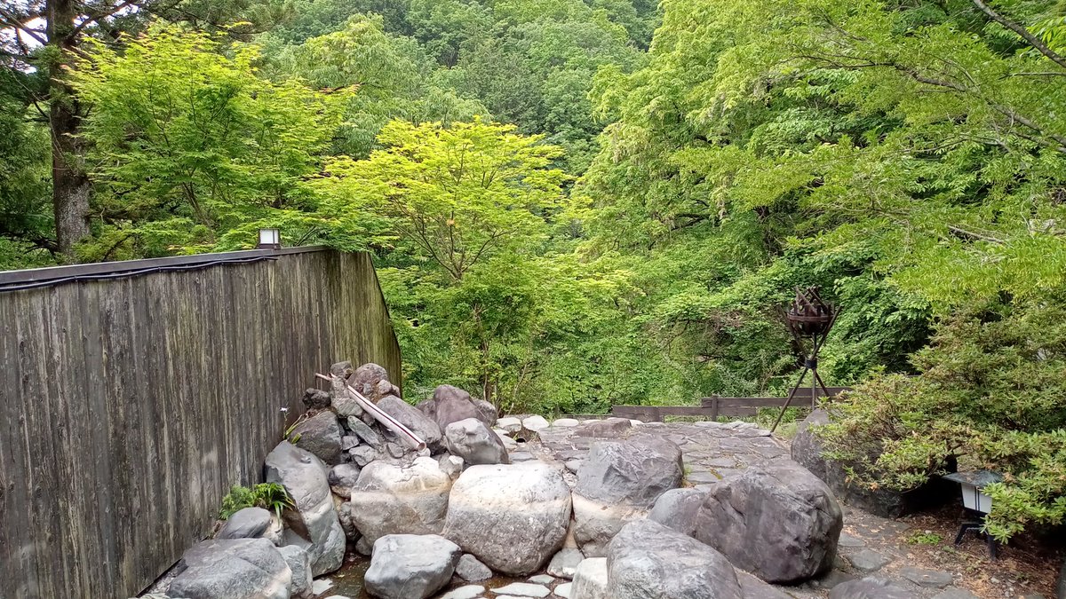 KurataTetsuya's tweet photo. 群馬の山奥の温泉宿改修中。

泊まりになったのに、ﾉｰﾄPCの充電器忘れた。「みらい」の乗員の気分。 https://t.co/qOGsm5RV9y