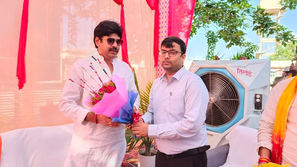 mrigankeshwar's tweet photo. ....अन्य वरिष्ठजनों के साथ प्रसाद ग्रहण किया। https://t.co/EsuGjdCXiI