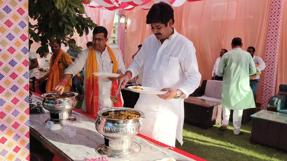 mrigankeshwar's tweet photo. ....अन्य वरिष्ठजनों के साथ प्रसाद ग्रहण किया। https://t.co/EsuGjdCXiI